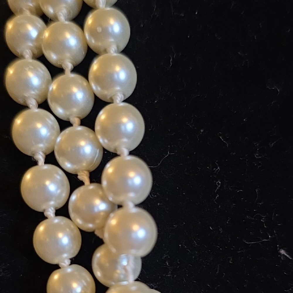 Elegant Pearl Necklace - Picture 2 of 2